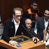 Senadores interrumpen votación para rendir homenaje a Emmanuel y le ceden la tribuna (Video)