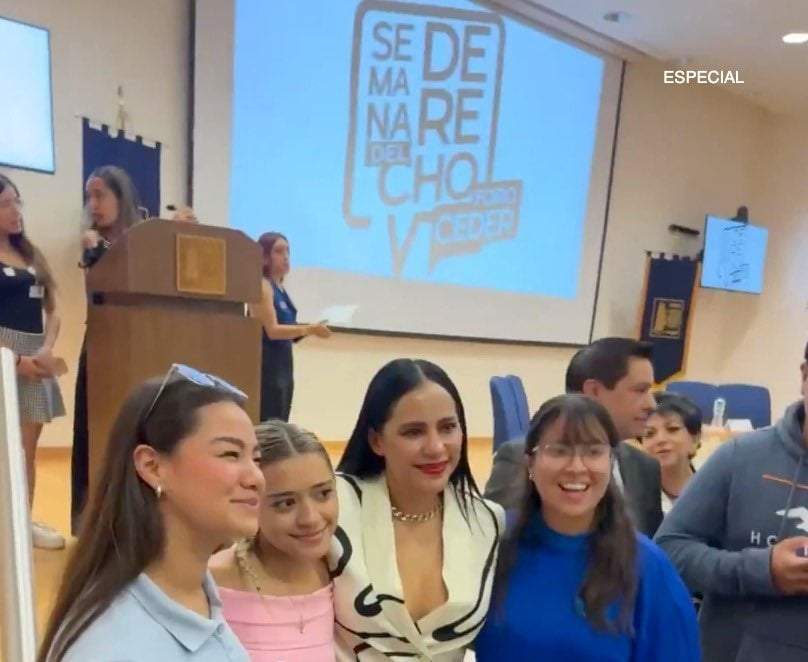 Sandra Cuevas reaparece en una conferencia en la FES Aragón