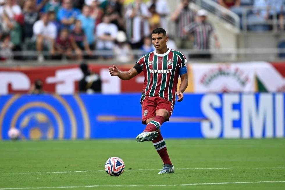Thiago Silva (3) del Fluminense patea el balón durante el partido de cuartos de final del Mundial de Clubes contra el Al Hilal, el 4 de julio de 2025 en Orlando, Florida.