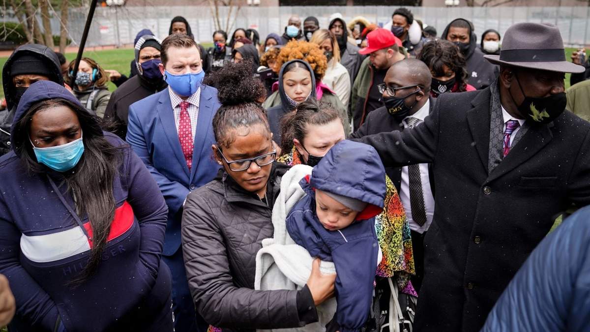 La esposa, el hijo y otros familiares de Daunte Wright, asesinado por un policía de Mineápolis.