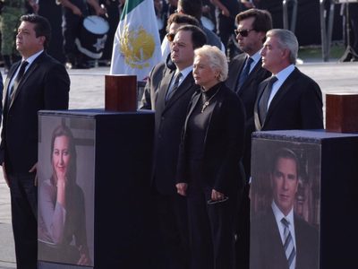 Gritan "justicia" y "fuera" a Sánchez Cordero en ceremonia luctuosa de Alonso y Moreno Valle (Video)