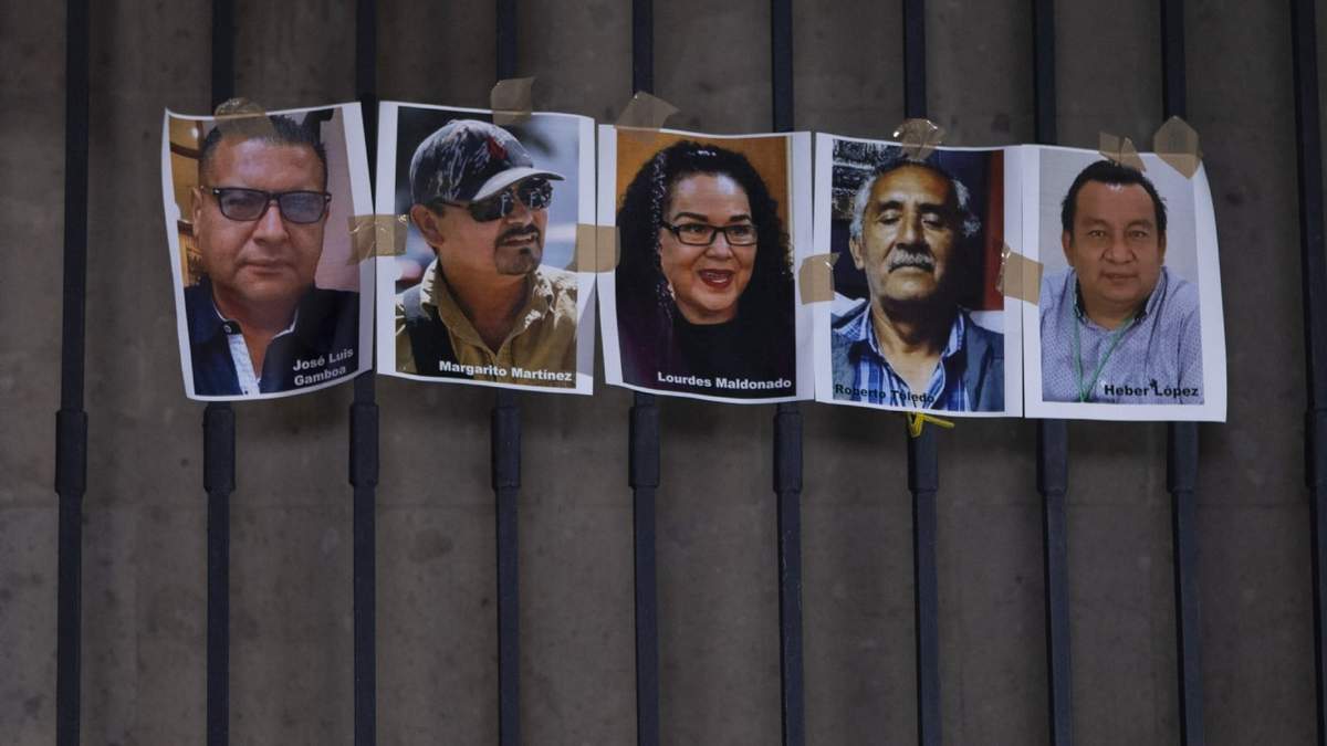 Imágenes de los periodistas asesinados este año en una protesta frente a Segob