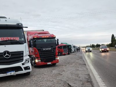 Camioneros autoconvocados cortaron la ruta 7 y 40 por el aumento en los combustibles