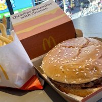 Aumentan casos de intoxicación con E. coli por comer en McDonald’s