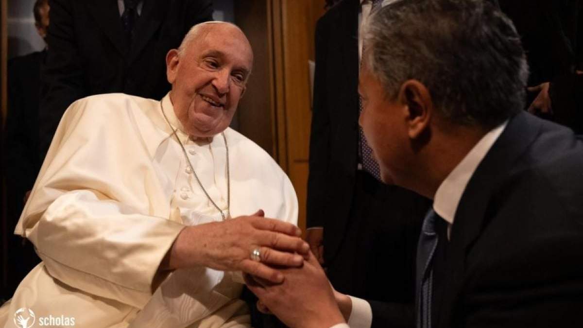 Rolando Figueroa y el Papa Francisco. Fuente:(Twitter)