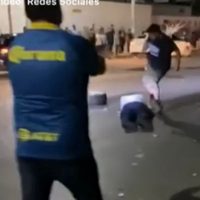 Aficionados de Monterrey golpean brutalmente a paramédico y saquean una ambulancia