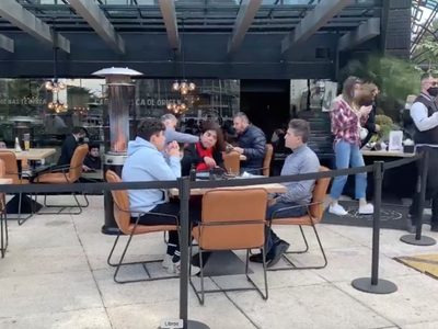Restaurantes en rebeldía: abren sus puertas en semáforo rojo