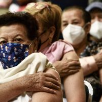 Anticuerpos neutralizantes contra Ómicron aumentan 10 veces tras tercera dosis en mayores de 65 años