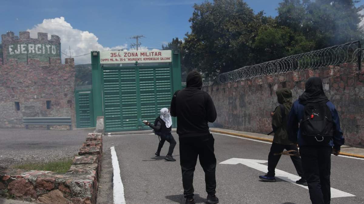 Normalistas de la Federación de Estudiantes Campesinos Socialistas de México (FECSM) lanzaron petardos a la 35 Zona Militar de Chilpancingo como parte de la jornada de lucha por la desaparición de 43 estudiantes de Ayotzinapa en 2014