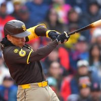 Los Padres vencen a los Red Sox 3-2 en el gélido Fenway Park sobre la novena entrada