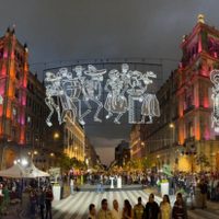Encienden alumbrado por Día de Muertos dedicado a José Guadalupe Posada en el Zócalo (Video)