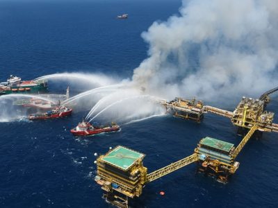 Al menos dos muertos y ocho heridos por el incendio en plataforma de Pemex