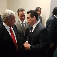 Tras encuentro con AMLO, 'Alito” vuela en línea comercial, se retira en taxi y sin guaruras