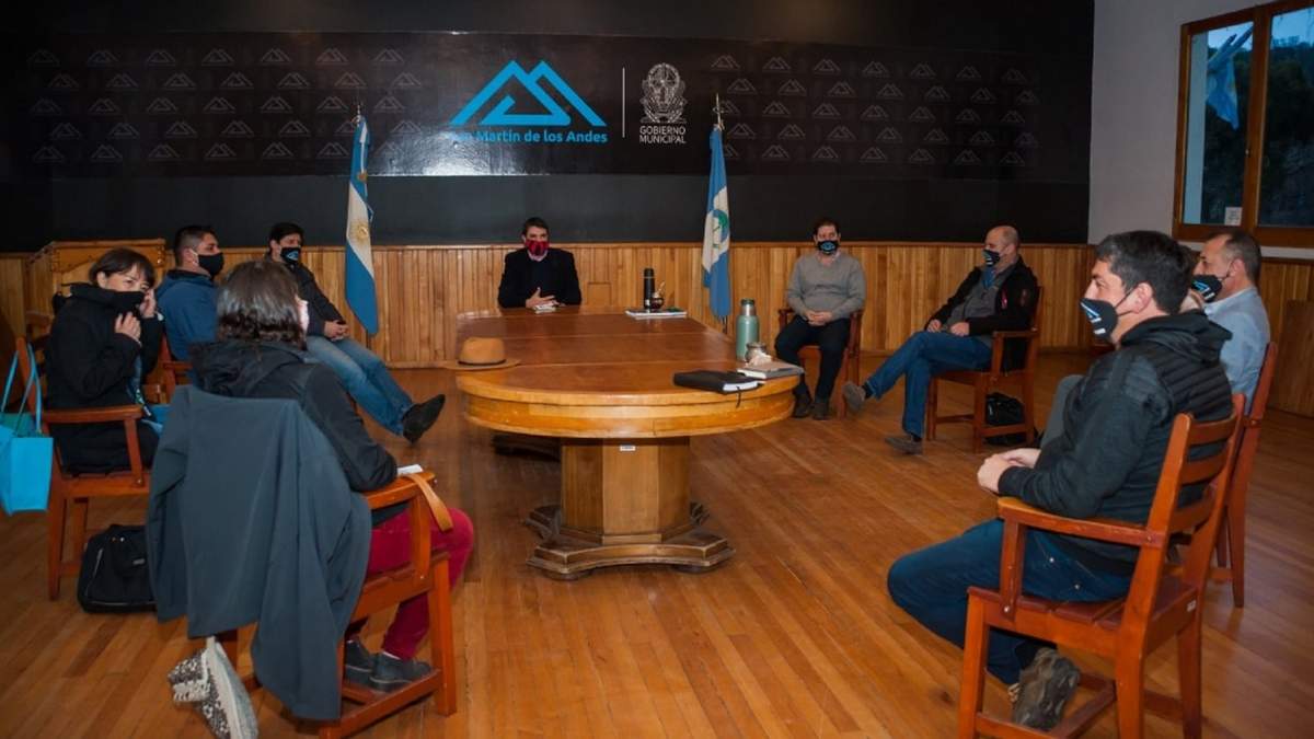El intendente Carlos Saloniti se reunió con el gabinete municipal. Fuente: (Twitter).