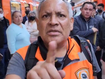 Servidor público pide no grabar incidente dentro del Metro Tacubaya; lo exhiben en redes (Video)