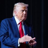 Trump ordena usar “todos los fondos disponibles” para pagar a tropas pese al cierre de gobierno