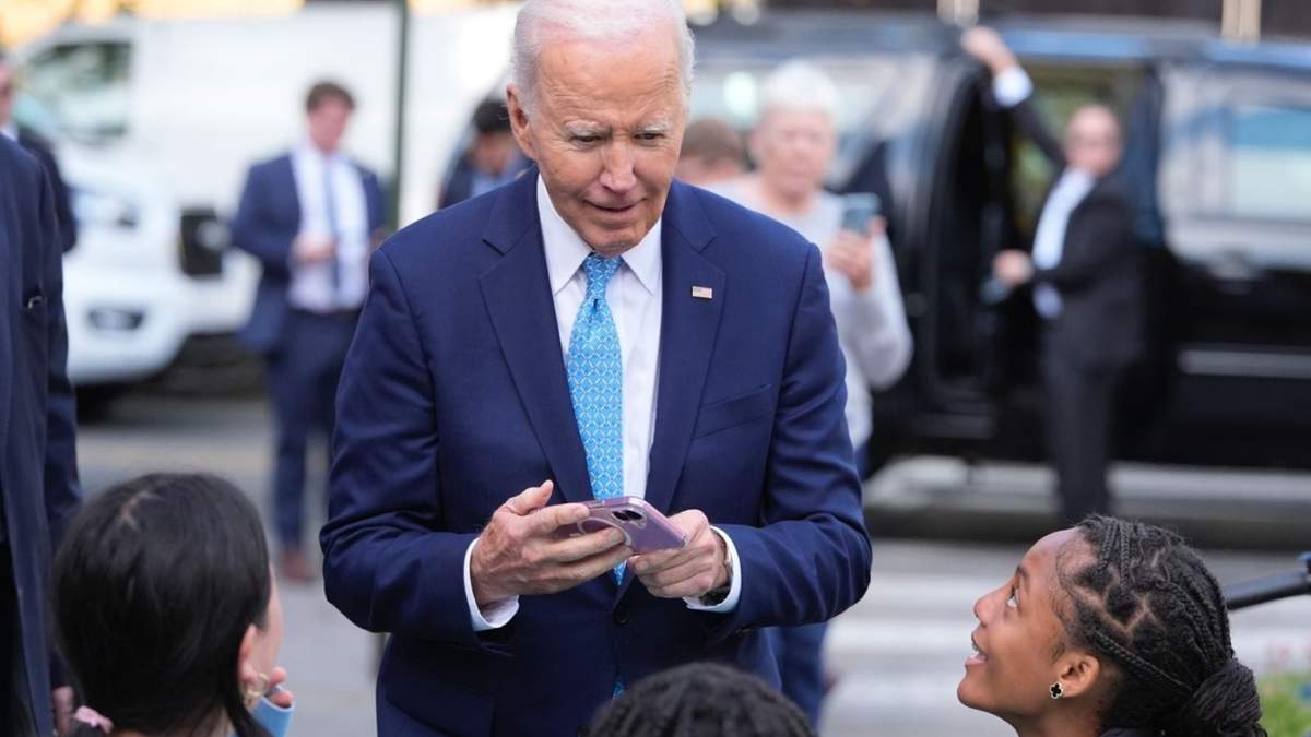 El presidente Joe Biden habla con unos niños tras salir de BMORE LICKS, un negocio de helados hechos en casa, en Baltimore