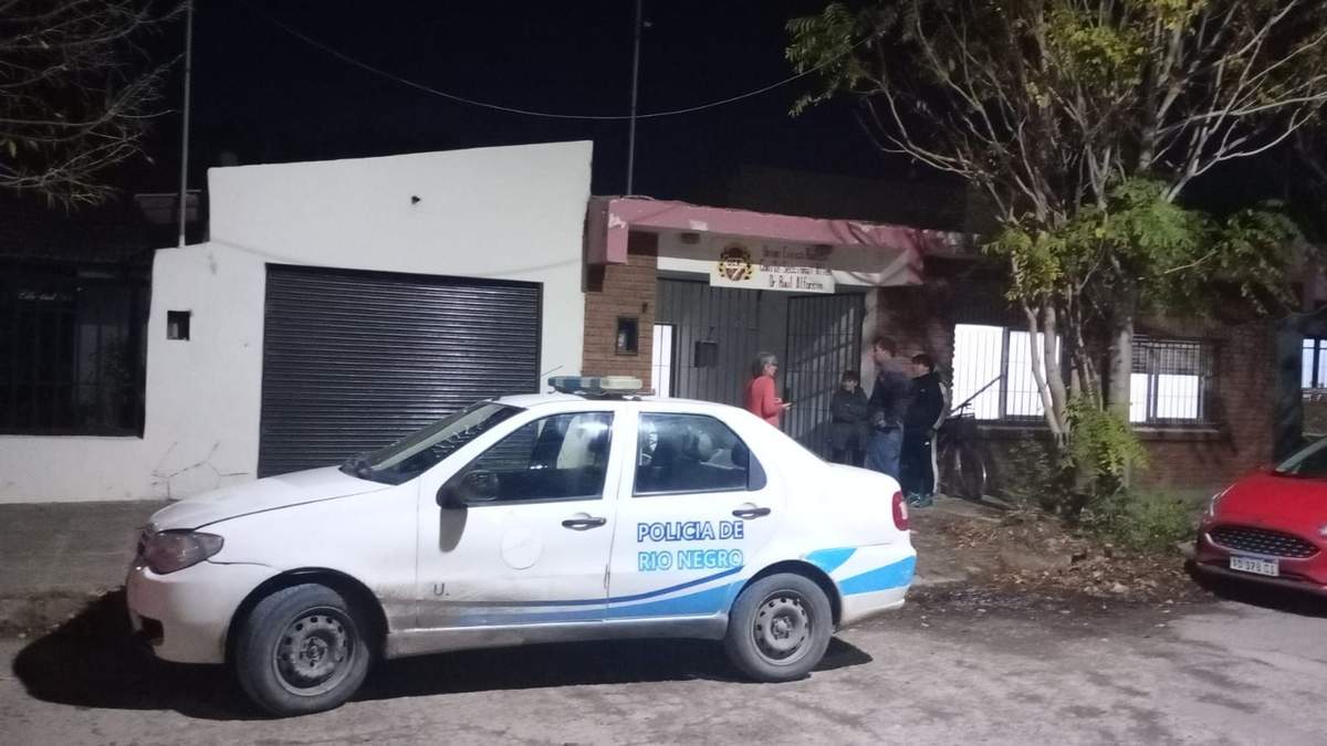 La policía se presentó tras el supuesto intento de atentado en el Comité de la UCR en Allen. Fuente: (El Diario de Allen)