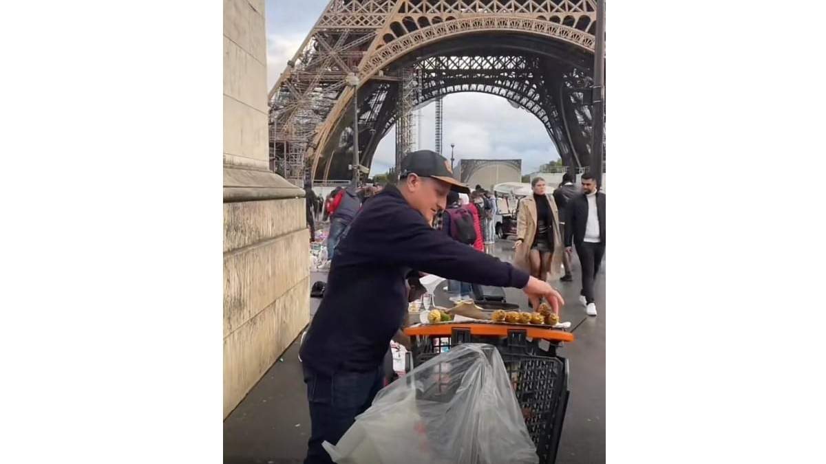 Colombiano vende elotes junto a la torre Eiffel, en París
