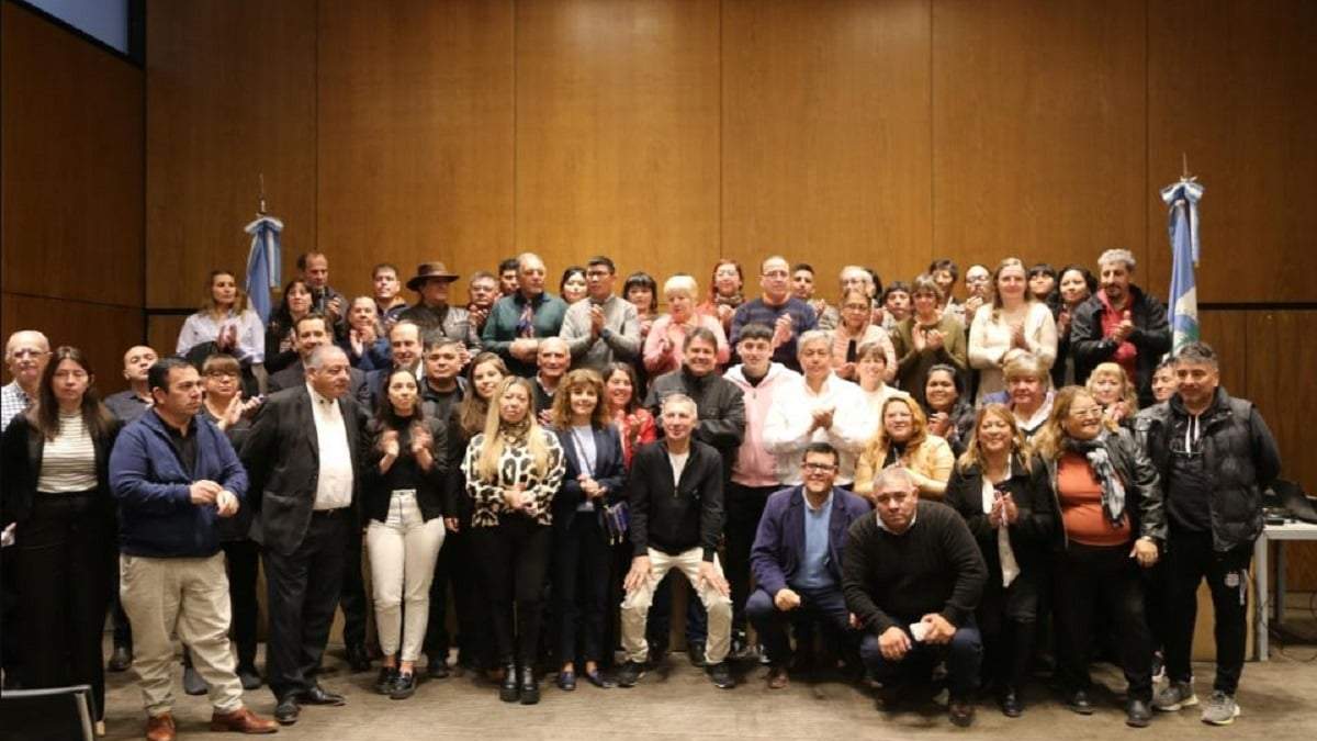 Rolando Figueroa, Mariano Gaido y representantes de las comisiones vecinales de la ciudad de Neuquén tras la firma del acuerdo. Fuente: (Gobierno de Neuquén)