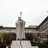 El Papa retoma su trabajo desde el hospital y celebra una misa