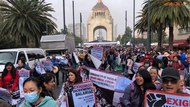 Salen maestros a las calles por mejores salariales y laborales