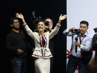 “Hoy llegamos todas”, dice Sheinbaum, y pide que la llamen “presidenta, con a”