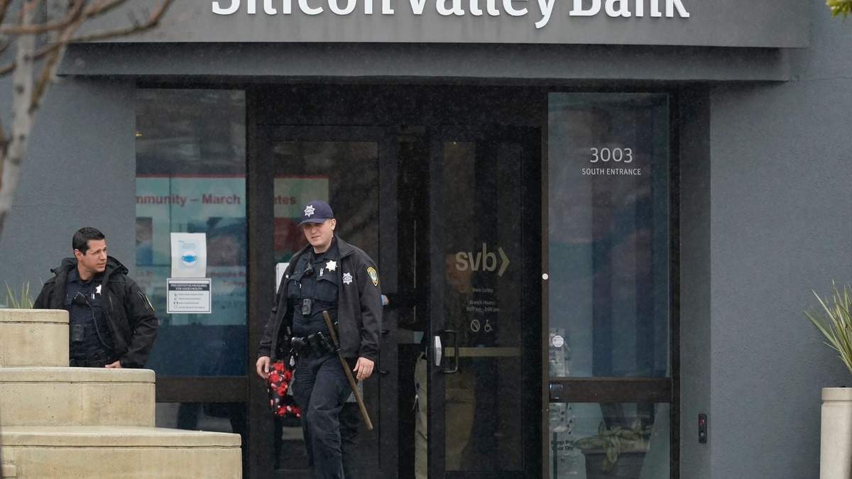 Agentes de la policía salen del banco Silicon Valley