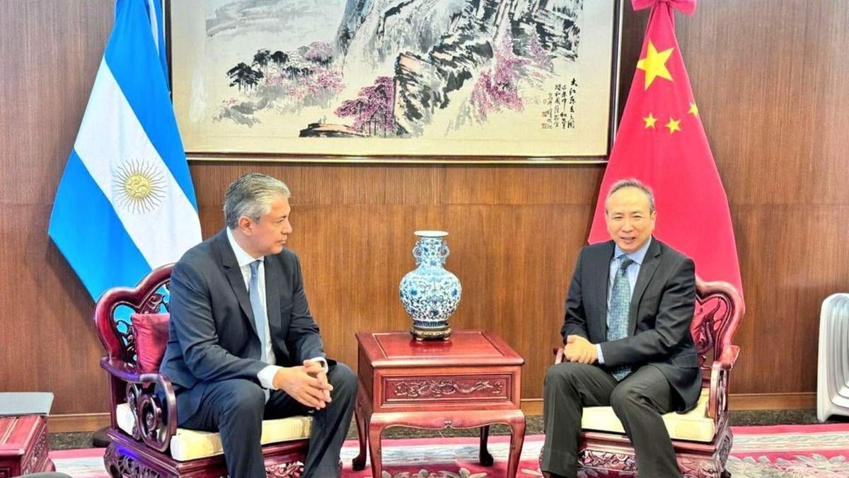 Figueroa con el embajador Chino