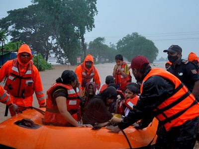 Mortales inundaciones en India causan masivos destrozos al oeste del país