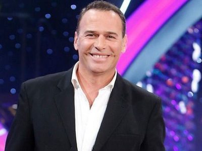 Cambiadísimo y con un notición bajo el brazo, vuelve Carlos Lozano a la televisión: “Es muy guapa y