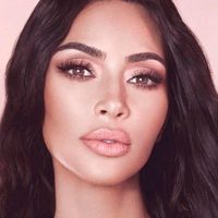¡Increíble! Kim Kardashian remplaza su ropa por estas diminutas y provocativas…