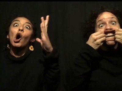 Dos niñas juegan en sus mundos imaginarios