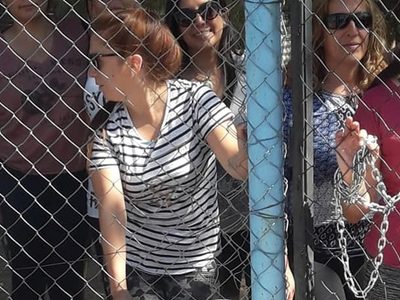 Trabajadores de Zapala protestaron con carteles en el inicio de las sesiones ordinarias