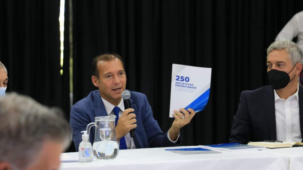 Omar Gutiérrez durante al reunión con el BID. Fuente: (Twitter)