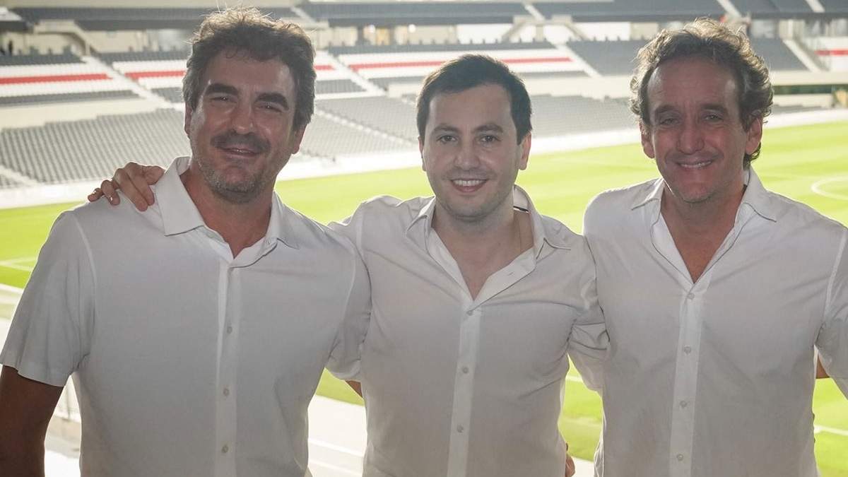 Di Carlo, al centro. Quiere un Monumental para 100 mil personas.