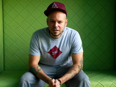 "¡A todo pulmón!": Residente deleita con este video... ¡desde casa!