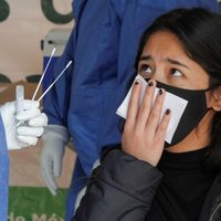 Roban vehículo con muestras de pacientes sospechosos de Covid-19 en Edomex