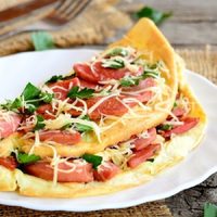 Tortilla de salchichas, queso y tomate: la receta exprés que tenés que hacer para cenar