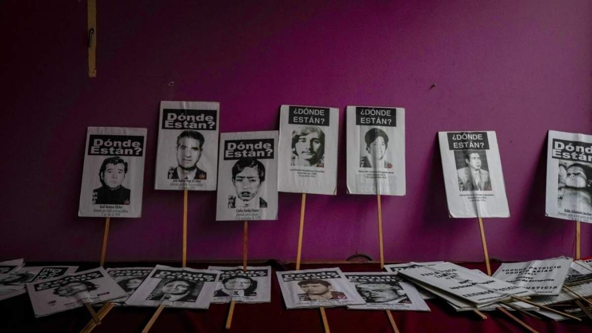 Exhibición de retratos de desaparecidos durante la dictadura pinochetista, en la oficina del Grupo de Familiares de Detenidos y Desaparecidos en Santiago, Chile