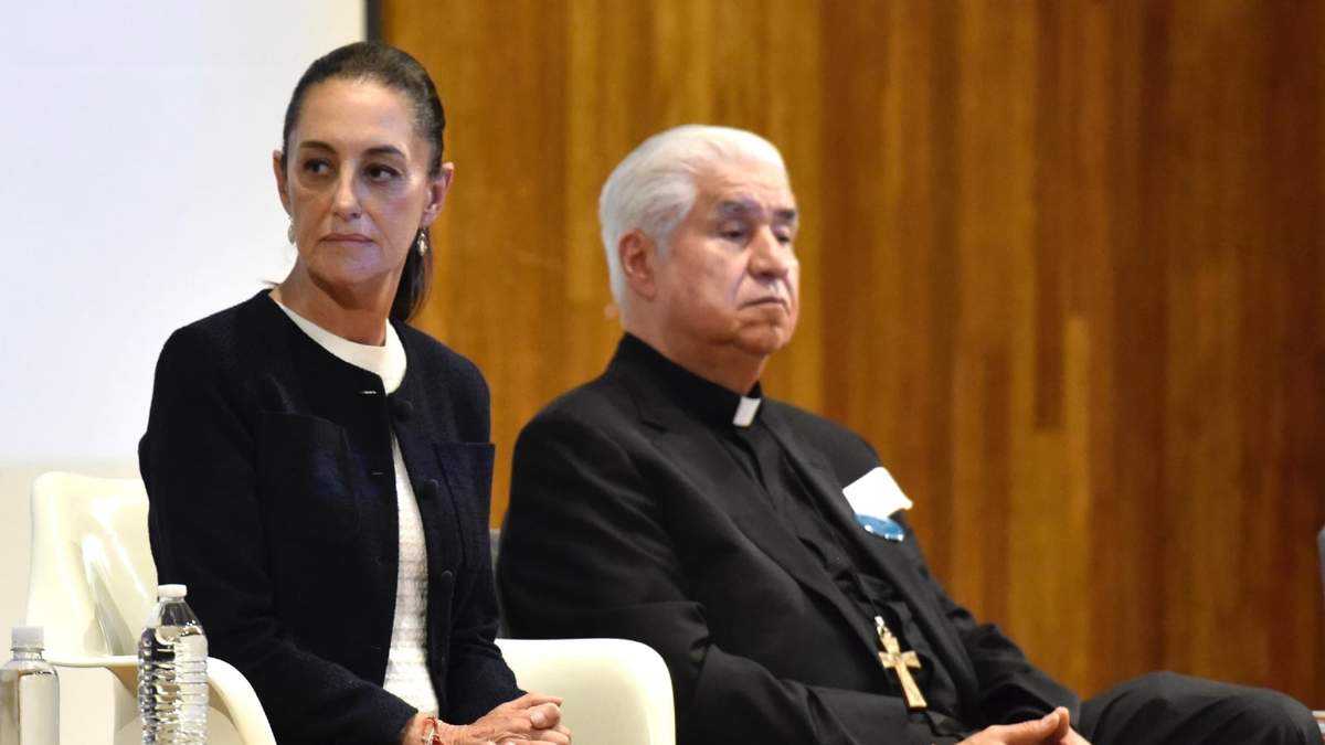 La candidata morenista y el presidente del Episcopado, Rogelio Cabrera