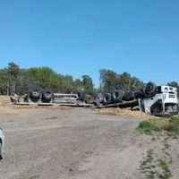 Se quedó sin frenos y volcó un camión que transportaba arena a Vaca Muerta