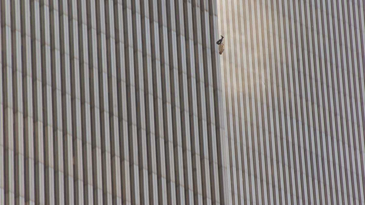 Un hombre salta al vacío desde una de las Torres Gemelas del WTC, en Nueva York, quince minutos después del primer ataque