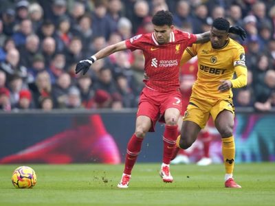 Luis Díaz y Mohamed Salah afianzan a Liverpool en la cima de la Liga Premier