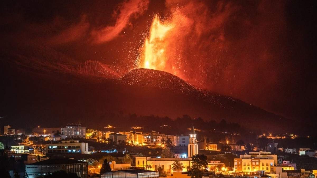 Una imagen del fotógrafo Abián San Gil muestra al volcán sobre el poblado de El Paso, en La Palma
