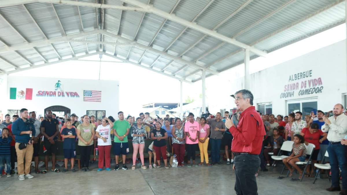 Visita el Gobernador a migrantes; les ofrece ayuda y protección