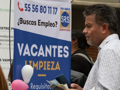 Peso gana ante incertidumbre y despidos masivos en Estados Unidos