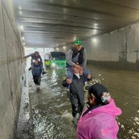 Lluvias en CDMX dejan 63 encharcamientos,10 árboles caídos y pasajeros atrapados en un bajo puente