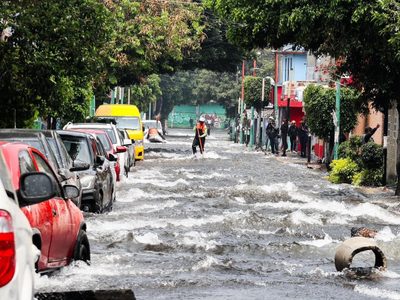 Tubería rota provoca megafuga de agua en Iztapalapa