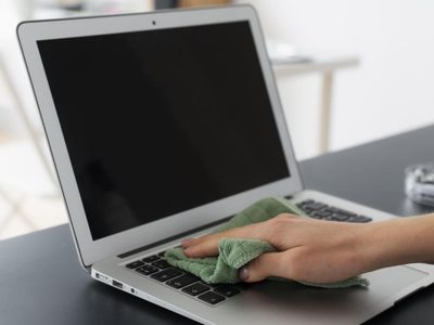 Sin gastar un peso: así podés limpiar la pantalla de tu laptop sin dañarla y dejarla como el primer día
